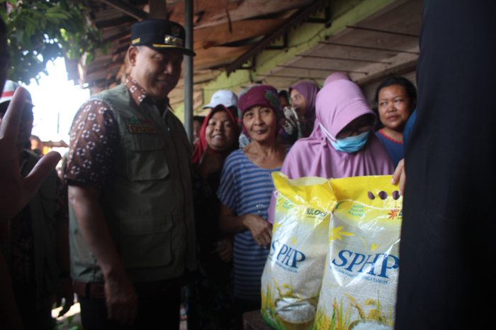 Pj Bupati Jombang Sugiat saat memantau pelaksanaan operasi pasar di Kecamatan Gudo