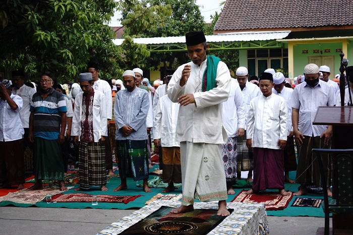 Warga di Jombang melakukan salat istisqa untuk memohon hujan segera turun