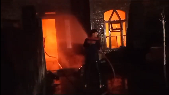 Petugas melakukan pemadaman di rumah lansia di Jombang yang terbakar. Dalam kejadian itu, pemilik rumah tewas terpanggang dan tak bisa diselamatkan.