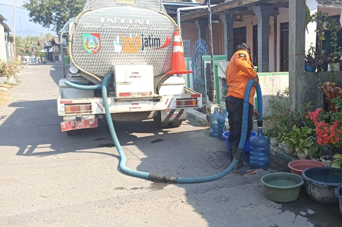 Petugas BPBD Jombang mengirim air bersih di lima dusun di Jombang yang terdampak krisis air bersih.