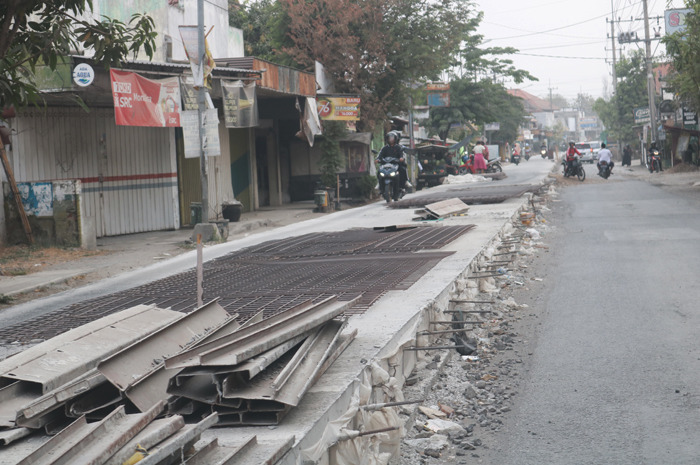 proyek jalan cor ruas Mojoagung-Mojodiwur akan dilanjutkan lagi pekan depan. Tapi selama proyek berlanagsung, akan ada pengaturan lalu lintas di sana.