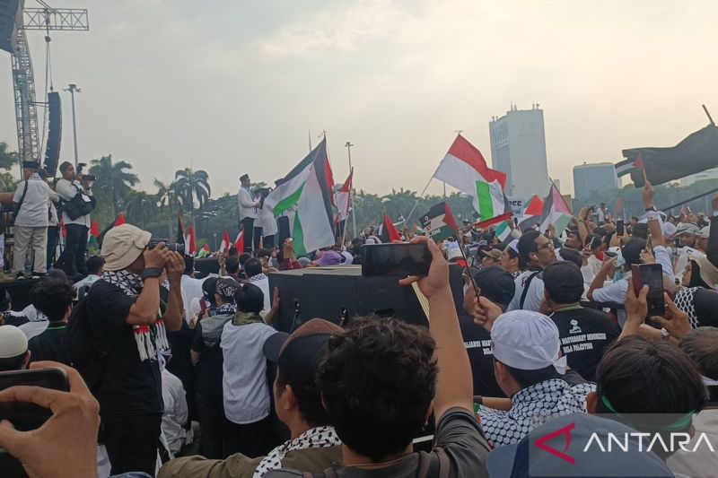 Suasana di kawasan Monas saat "Aksi Akbar Aliansi Rakyat Indonesia Bela Palestina" pada Ahad (5/11/2023).