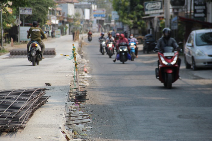 Proyek jalan cor ruas Mojoagung-Mojoduwur bakal dilanjutkan kembali mulai Senin (6/11) esok hari