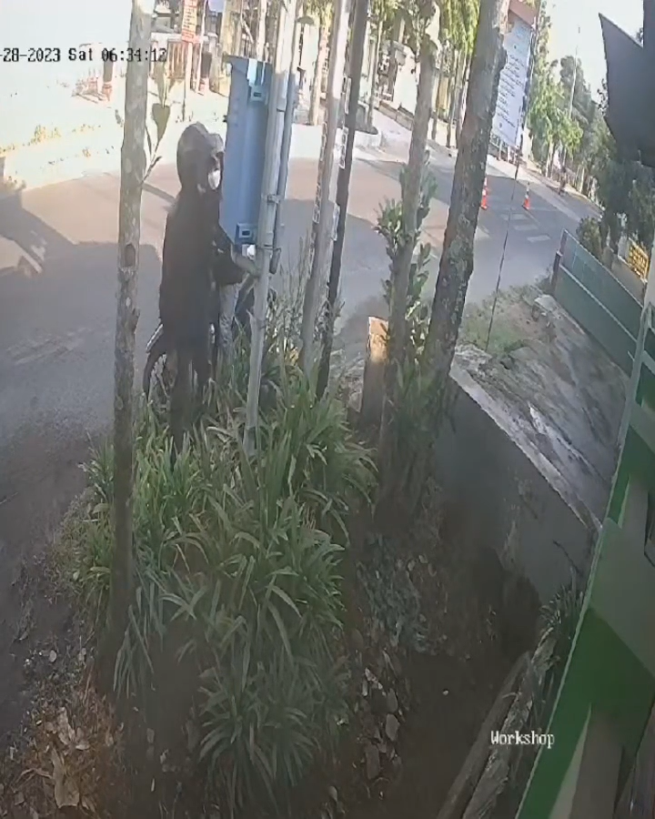 Aksi dua orang komplotan pencuri komponen PJU di wilayah Kecamatan Gudo, Jombang terekam CCTV