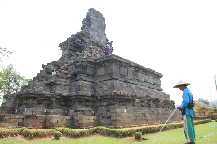 Tim Balai Pelestarian Kebudayaan XI Jawa Timur melakukan studi kelayakan di Candi Arimbi pekan lalu.