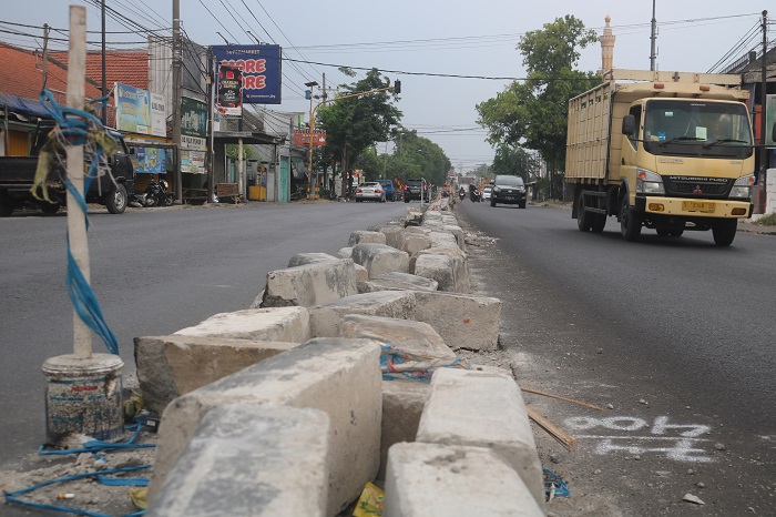 Kondisi separator jalan nasional di Kecamatan Peterongan, Jombang yang sudah porak poranda meski baru ditata kembali