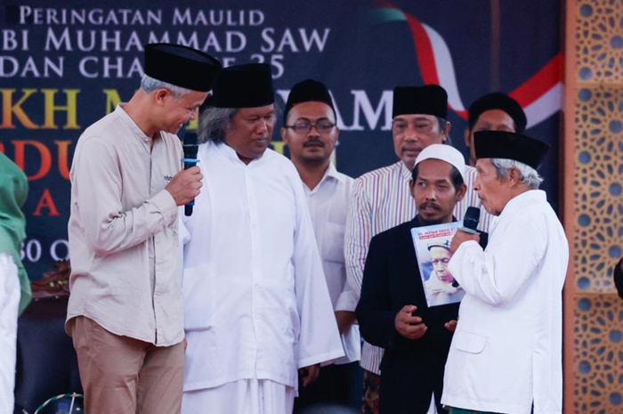 Ganjar Pranowo hadir dalam haul ke-35 kiai Hisyam Abdul Karim di Ponpes Roudlotussholichin Sholichat, Kalijaran, Purbalingga, Senin (30/10).
