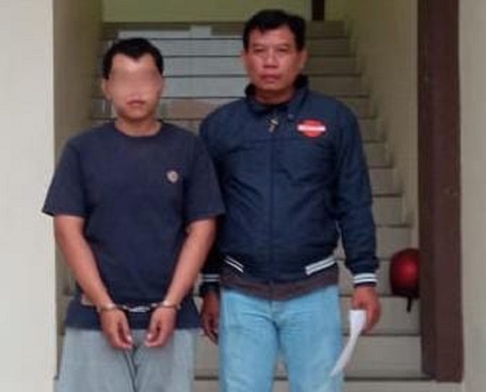 Pelaku saat diamankan petugas di Mapolres Jombang