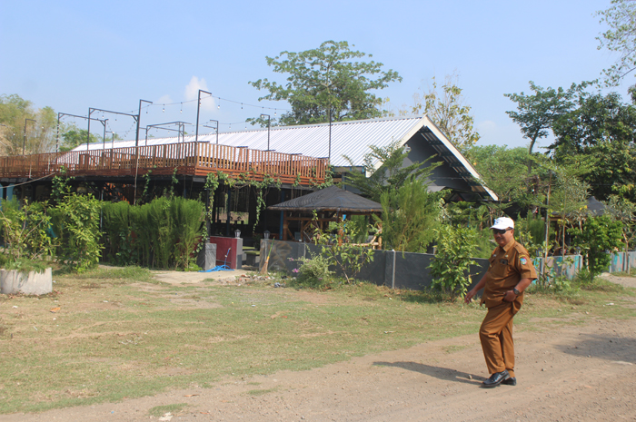 Atim Riduwan Kades Mancilan saat melihat kafe dan kolam renang yang dikelola BUMDes setempat.