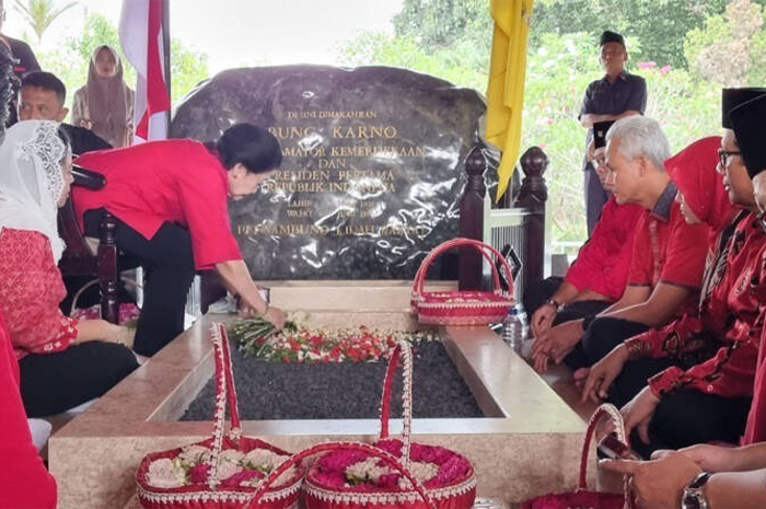 Ganjar Pranowo dan Mahfud MD menyertai Ketua Umum PDIP Megawati Soekarnoputri melakukan ziarah makam Presiden pertama RI Soekarno, pada Jumat (3/11).
