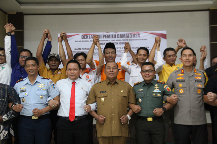 Pj Bupati Jombang Sugiat bergandengan tangan bersama Forkopimda dan partai politik peserta pemilu 2023 sepakat damai dalam Pemilu 2024.
