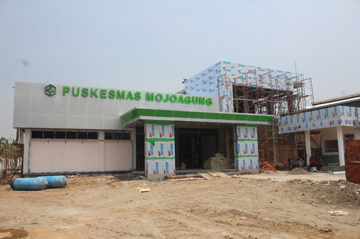 Proyek Puskesmas Mojoagung yang tak selesai tepat waktu. Kontraktornya pun minta perpanjangan waktu.