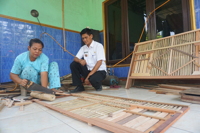 Kepala Desa Jantiganggong sedang mengunjungi warga yang memproduksi perabotan rumah tangga di Dusun barmanik, Desa Jantiganggong, Kecamatan Perak, Jombang.