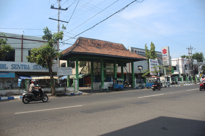 Ruko simpang tiga yang hingga kini masih  memicu polemik berkepanjangan. pemkab Jombang masih tak berani menutup paksa ruko ini meski penghuninya tak membayar sewa.