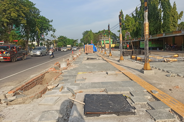 Proyek trotoar dan drainase Jl Gus Dur Jombang ini mengalami progres minus hingga 32 persen