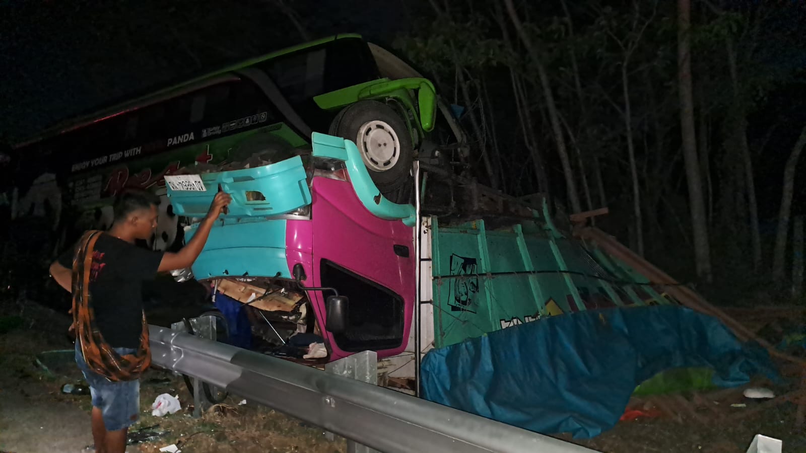Kondisi truk usai diseruduk bus Restu di Tol Jombang Mojokerto