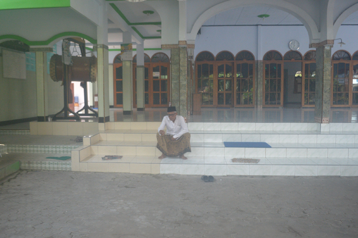 Hingga tahun 1980-an, masjid Al Huda di Banjarsari, Bandarkedungmulyo ini masih menggunakan jam bencet alias jam matahari