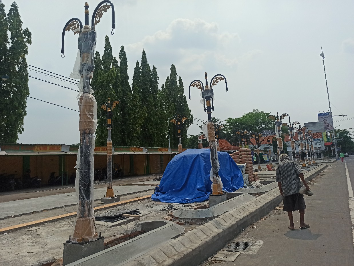 Kondisi bangunan trotoar Jl Gus Dur Jombang yang belum rampung dikerjakan hingga Jumat (10/11)