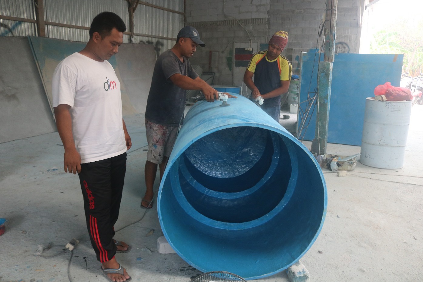 Proses pembuatan kerajinan berbahan fiber di Dusun Cangkringmalang, Desa Carangrejo, Kesamben, Jombang.