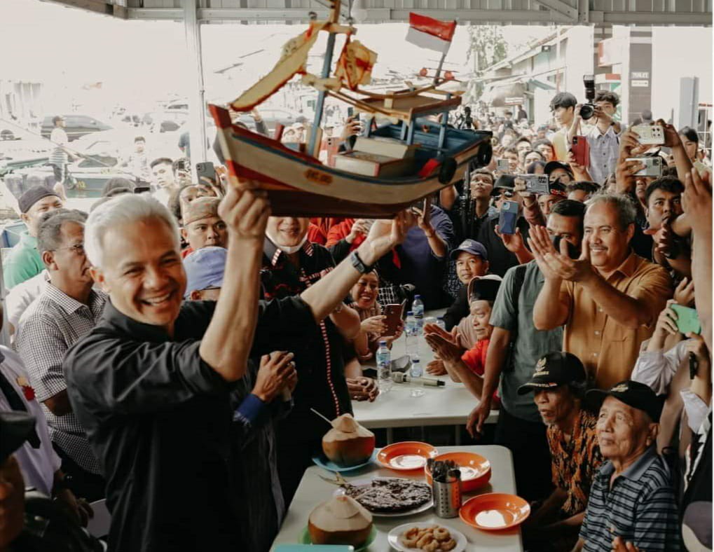 Ganjar Pranowo bertemu warga di sekitaran tempat pelelangan ikan (TPI) Lempasing, Bandar Lampung, pada Rabu (25/10).
