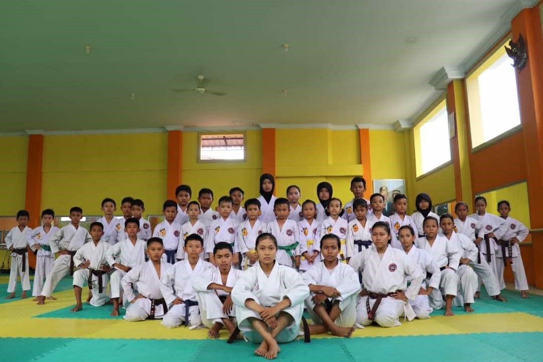 Atlet Warrior Karate Club usai latihan di Dojo Mahameru.