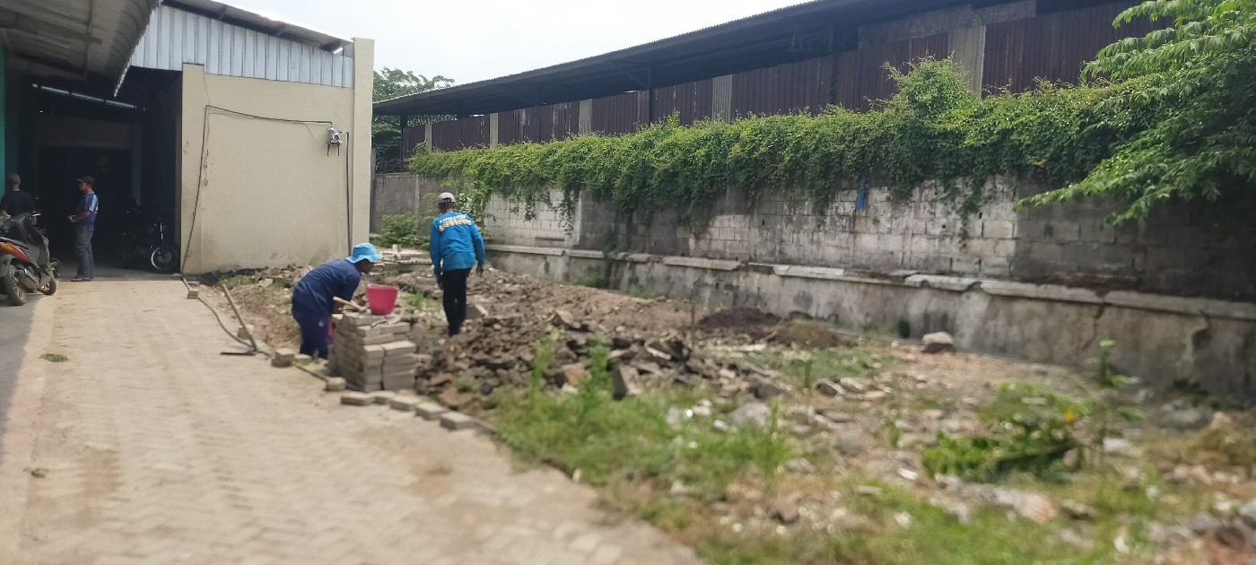Beberapa orang terlihat menggali lubang untuk pondasi kios baru di Pasar Tunggorono
