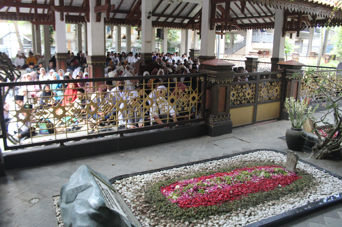 Makam Presiden ke-4 RI KH Abdurrahman Wahid (Gus Dur) di Tebuireng ramai dikunjungi peziarah.