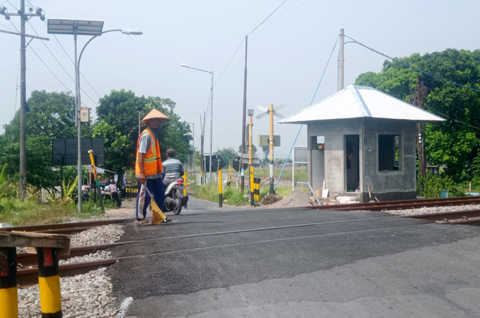 Pembuatan Pos dan pemasangan palang pintu di perlintasan kereta api sebidang di Desa Jabon, Kecamatan Jombang yang tengah berlangsung.