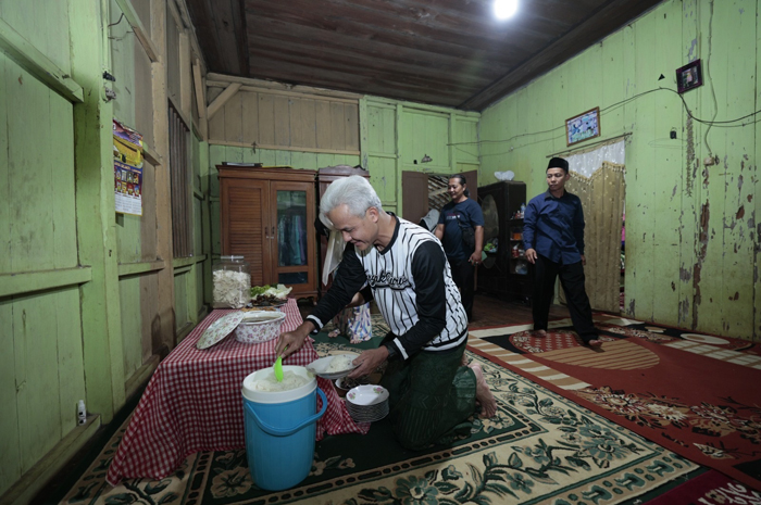 Ganjar Pranowo menginap di rumah Abdurrahman di Kampung Way Jepara, Lampung Timur pada Kamis (26/10) malam.
