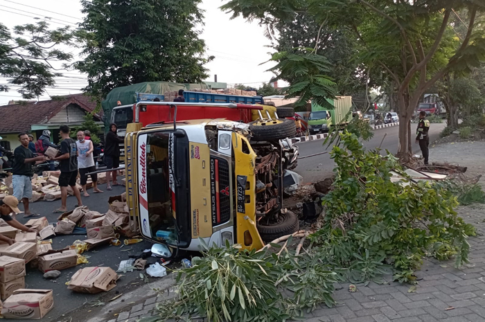 Kondisi truk muatan minyak goreng yang mengalami kecelakaan tunggal dan terguling di Jalan Nasional Desa Keplaksari, Peterongan, Jombang.