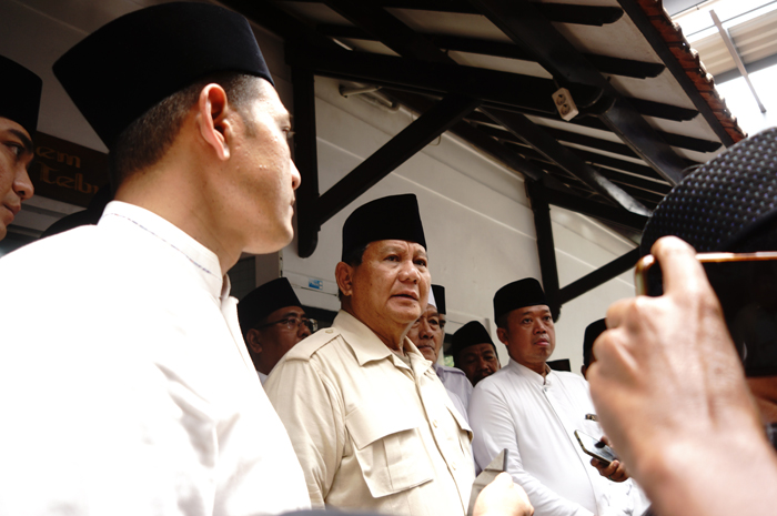 Capres dari Koalisi Indonesia Maju saat memberikan keterangan usai bertemu sejumlah kiai mataraman di ndalem kasepuhan Tebuireng, Jombang