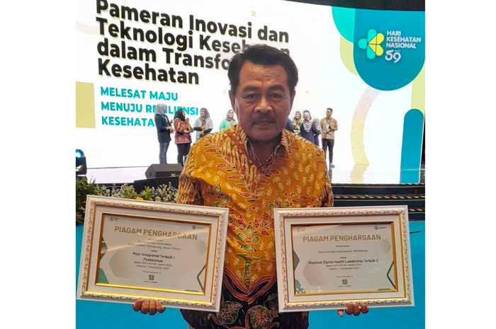 Kepala Dinas Kesehatan, drg Budi Nugroho, menunjukkan dua piagam penghargaan  yang diraih Dinkes Jombang dari kemenkes RI dalam kegiatan SATUSEHAT Award 2023 di Jakarta