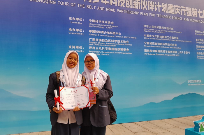 Dua siswa SMP Darul Ulum 1 Unggulan Peterongan yang meraih prestasi di ajang The 7th Belt and Road Teenager Maker Camp & Teacher Workshop