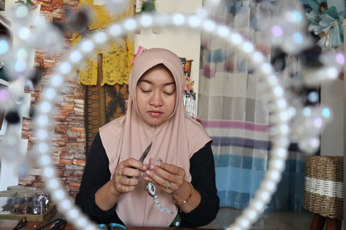 Titin, wanita asal Jogoroto, Jombang ini membuat aneka asesoris. Usahanya pun sukses meraup cuan.