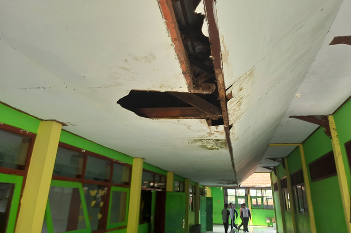 Kondisi salah satu ruangan SMP Negeri 3 Jombang yang rusak. Sekolah ini, juga mengajukan rehab fisik dari DAk di tahun 2024