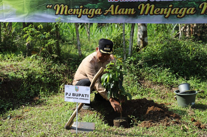 Pj Bupati Jombang Sugiat menanam pohon di area wisata Kampung Adat Segunung, Desa Carangwulung, Wonosalam