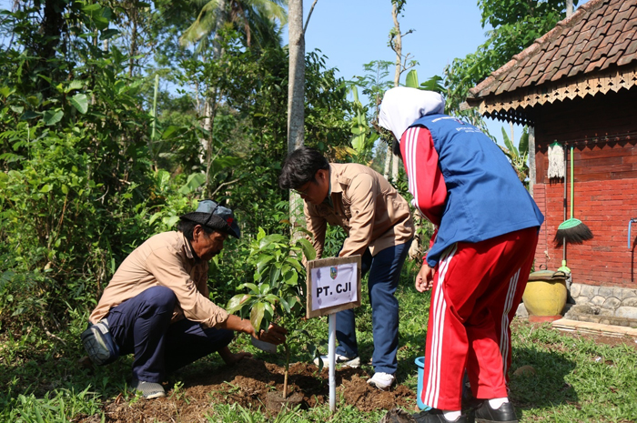 Vice President Director Mr Hwang In Seok melakukan aksi tanam pohon di Dusun Segunung kemarin.