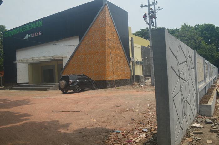 Kondisi Gedung Kesenian Jombang yang masih mangkrak. Akses masuk, jadi kendala utamanya