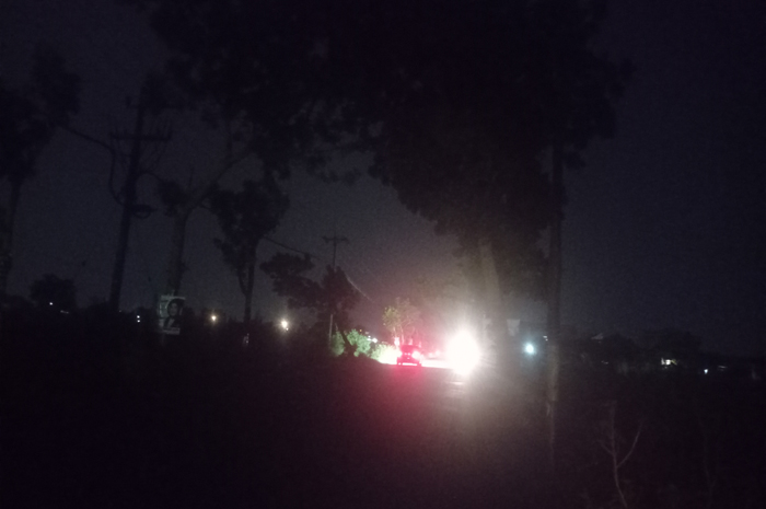 Kondisi jalan kabupaten ruas Diwek-Jatipelem yang kondisinya gelap gulita karena PJU mati