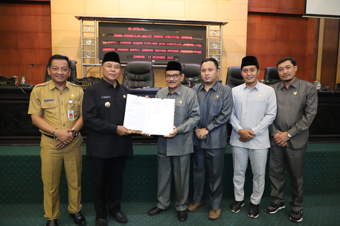Pj Bupati Jombang didampingi Sekdakab Jombang berfoto bersama Ketua dan wakil  Ketu DPRD Jombang usai rapat paripurna penetapan APBD Jombang 2024.