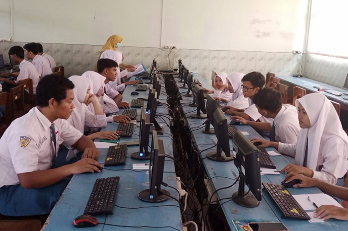 Siswa kelas 12 SMAN 1 Jombang mengerjakan ABM, Senin (13/11).