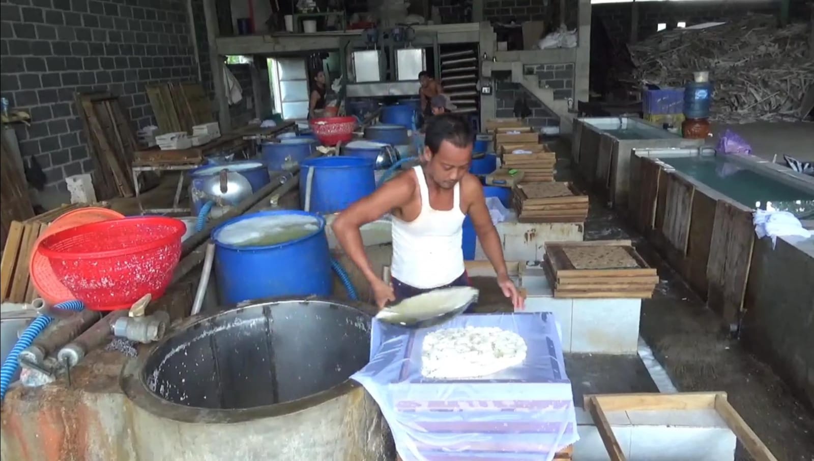 Perajin tahu di Jombang kini terpaksa harus mengurangi besaran potongan tahu dan mengurangi produksi karena mahalnya harga kedelai