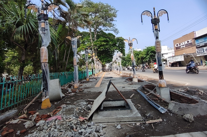 Proyek trotoar dan drainase Jl Gus Dur ini jadi salah satu proyek molor yang jadi atensi Pj Bupati Jombang