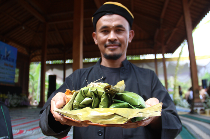 Nasi Gulung ini adalah salah satu makanan yang wajib ada saat tradisi ruwatan sumbet mata air di Kampung Adat Segunung, Wonosalam digelar