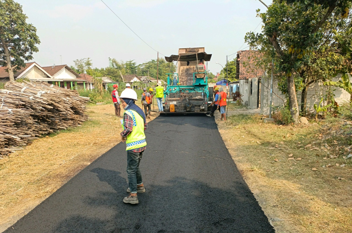 Proses pengaspalan yang dilakukan Dinas Perkim Jombang di Desa Pucangsimo, Kecamatan Bandarkedungmulyo, Jombang
