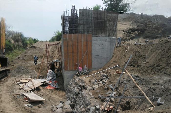 Pekerjaan Jembatan Brodot yang hingga kini masih terus dikebut.