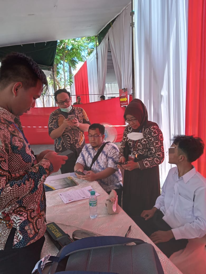 IM (baju putih) mahasiswa asal universitas di Jember yang jadi joki CPNS untuk AM, pendaftar asal Kabupaten Jombang saat aksinya ketahuan petugas