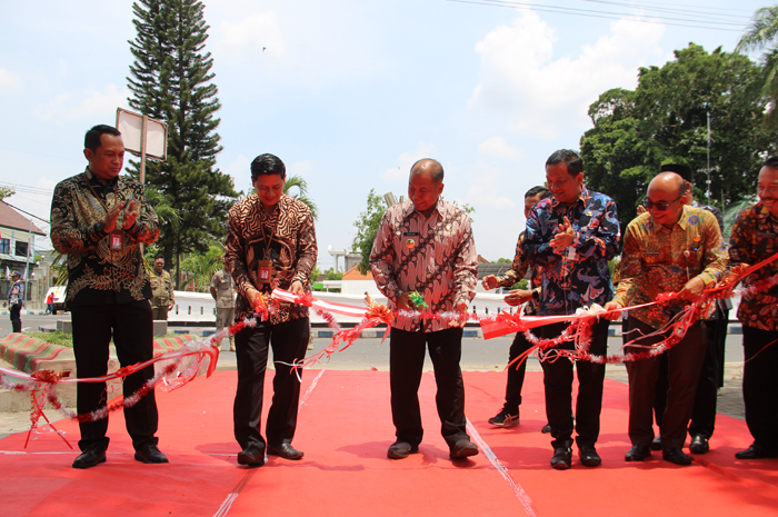 Pj Bupati Jombang Sugiat bersama Assistant Vice President Komunikasi Korporat Bank Jatim Bambang Supriadi menggunting pita penyerahan CSR di Alun-Alun Jombang.