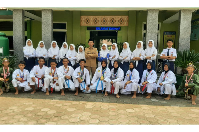 Parsum (tengah) bersama siswa berprestasi SMPN 1 Perak