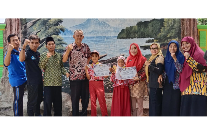 Dara dan Damar bersama kepala SDN Perak 1, wali kelas, serta guru, membawa medali dan piagam kejurnas Brawijaya University Karate Championship, kemarin (16/11).